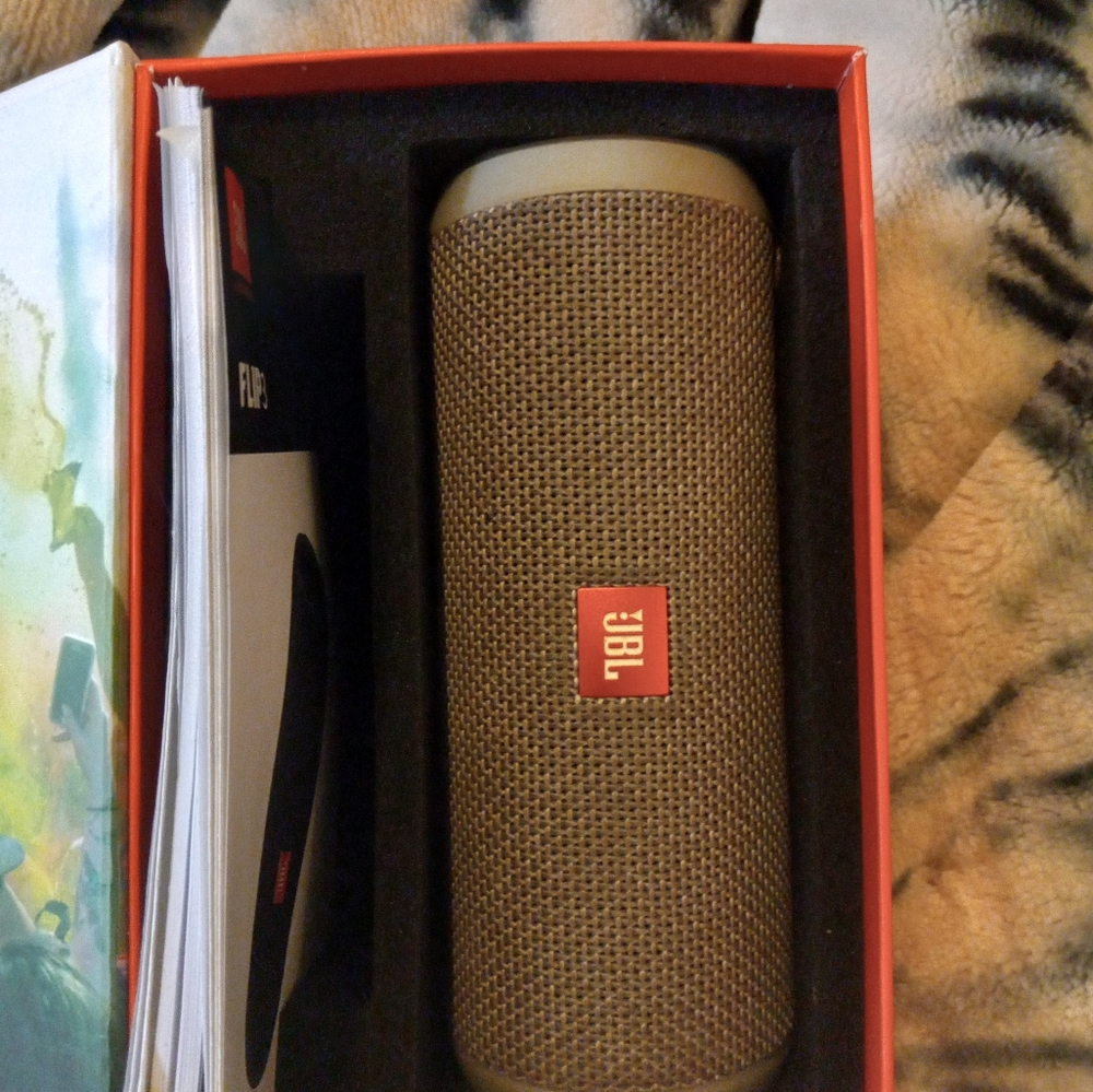 Brand new JBL FLIP3 portable Bluetooth speaker